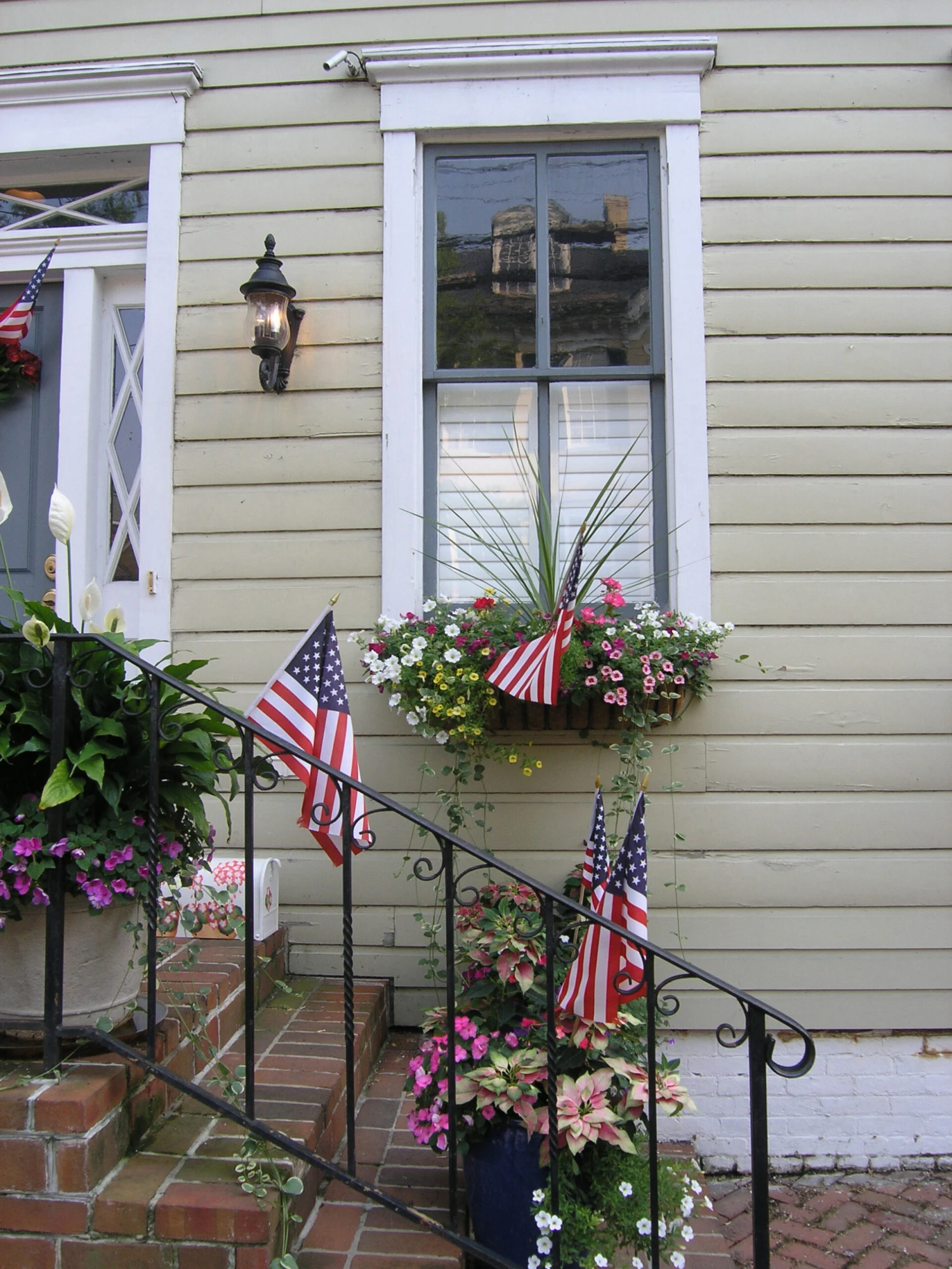 Garden Artisans 30 In Window Hayrack With Molded Coco Liner 4 Garden Artisans 30 In Window Hayrack With Molded Coco Liner - Image 4