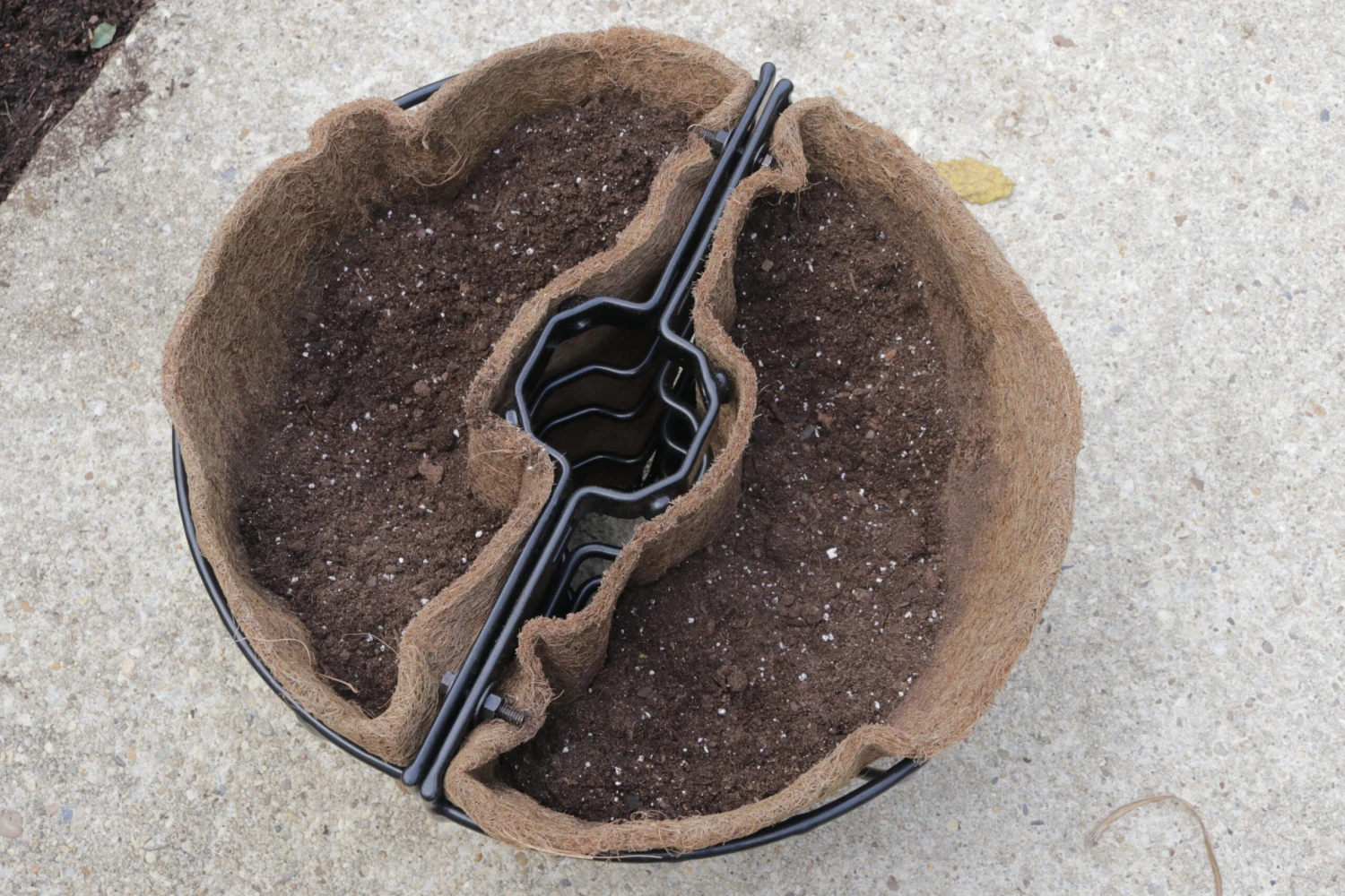 Molded Coco Liner Pair For Residential Lamppost Hayrack LPH18 2 Molded Coco Liner Pair For Residential Lamppost Hayrack LPH18 - Image 2